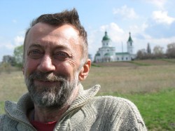 Знаменитый украинский альпинист и путешественник Юрий Лишаев отправился на каяке по Днепру