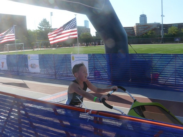 9-летний мальчик помог брату-инвалиду принять участие в триатлоне