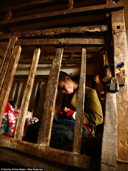 Китаец более двадцати лет прожил в деревянной клетке