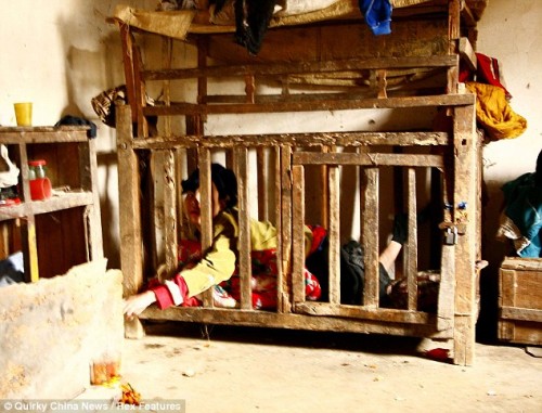 Китаец более двадцати лет прожил в деревянной клетке