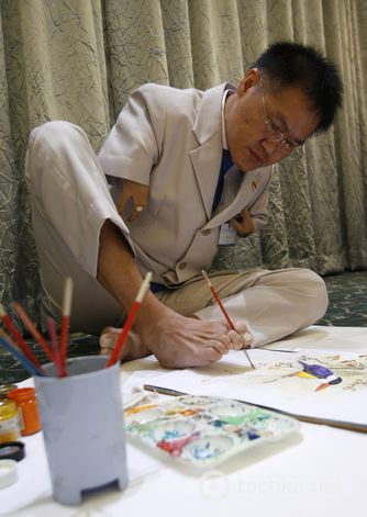 В Сингапуре художник без рук показал свои потрясающие картины