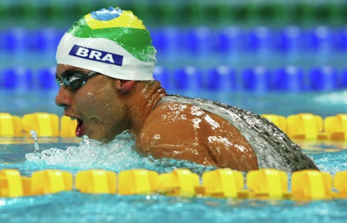 На фото: Даниэль Диас участвует в соревнованиях по плаванию на Паралимпийских играх в Пекине.