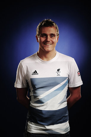 На фото: Сэм Хинд во время фотосессии британской команды Паралимпийских игр.