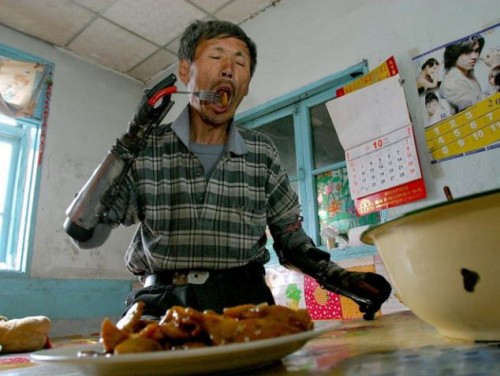 Китайский фермер, потерявший обе руки, создал протезы из металлолома 