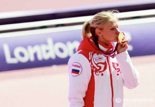 На фото: легкоатлетка Маргарита Гончарова, завоевавшая золотую медаль в прыжках в длину на соревнованиях по легкой атлетике среди спортсменов с поражением опорно-двигательного аппарата на ХIV летних Паралимпийских играх в Лондоне, на церемонии награждения.