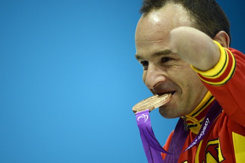 Испанский пловец Рикардо Тен радуется бронзовой медали