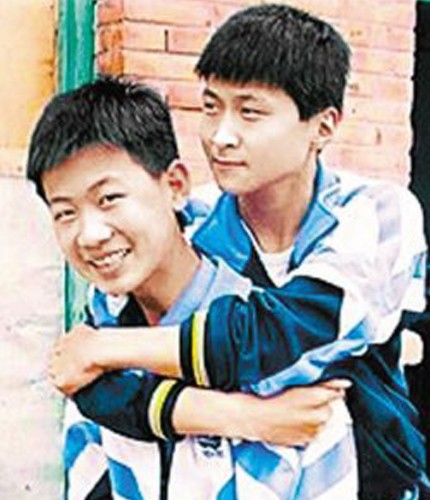 Китайский школьник 8 лет носил на себе друга-инвалида