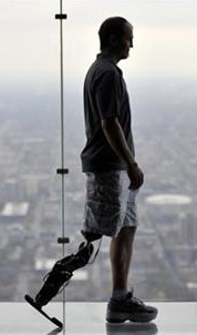 Бионическая нога позволила американцу подняться на вершину небоскреба