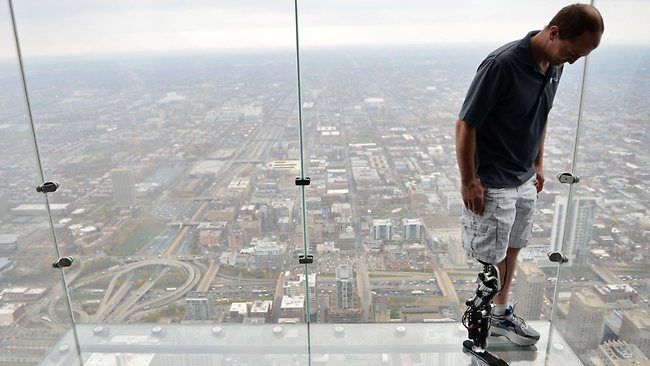 Бионическая нога позволила американцу подняться на вершину небоскреба