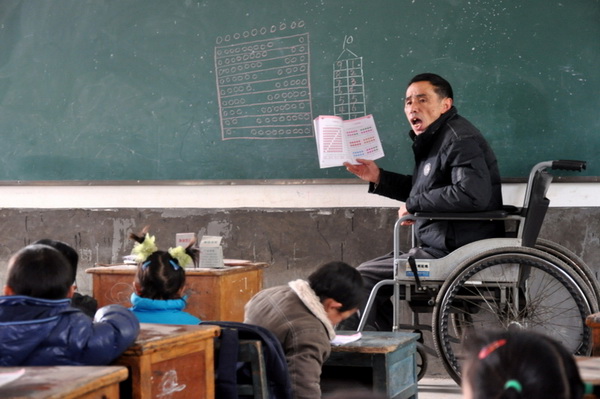 В Китае инвалид на коляске преподает в сельской школе