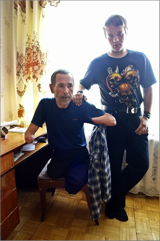 Житель Барнаула без рук и ног научился водить машину