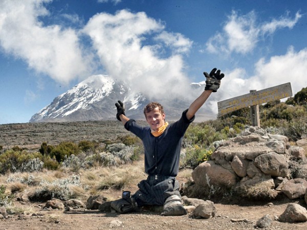 Русский сирота без ног, усыновленный в США, покорил Килиманджаро