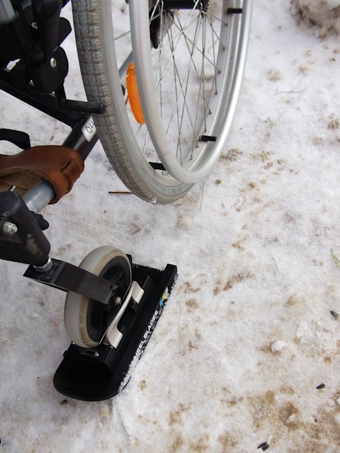 В инвалидном кресле по снегу