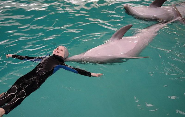 Дельфины Научно-исследовательского центра Вооруженных Сил Украины помогают в лечении детей-инвалидов