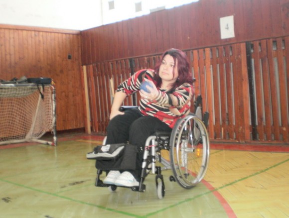 Инвалид-колясочник Сильвия трижды в неделю ездит в спортзал на тренировки
