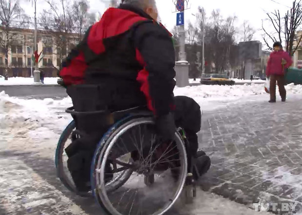 В Минске инвалид-колясочник не сможет попасть в ЦУМе на этаж с мужскими товарами: лифт проезжает мимо
