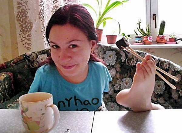 20-летняя украинка, родившаяся без рук, лепит пельмени, рисует и вышивает ногами