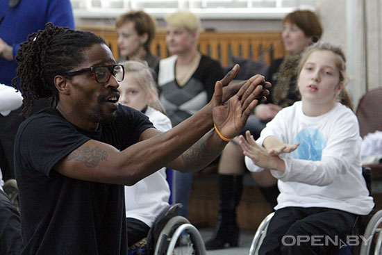 Танцоры из Филадельфии учат хип-хопу детей на инвалидных колясках