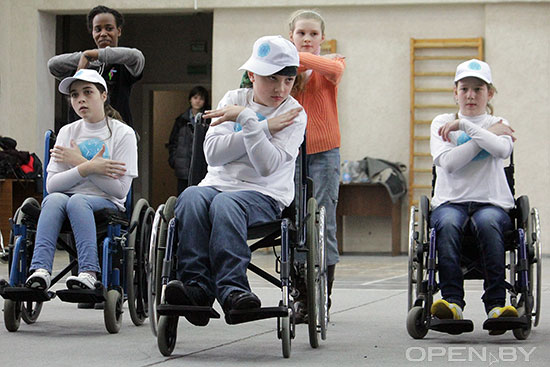 Танцоры из Филадельфии учат хип-хопу детей на инвалидных колясках