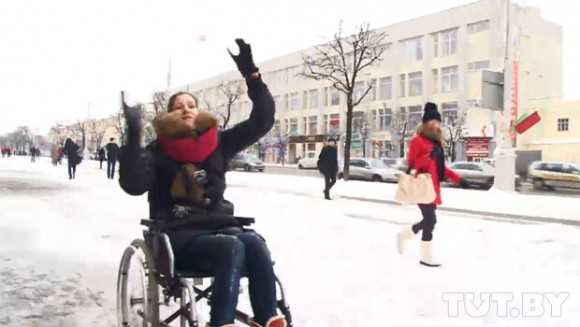 Здоровая девушка в инвалидной коляске: Я хочу, чтобы мой эксперимент увидели ответственные за бордюры!