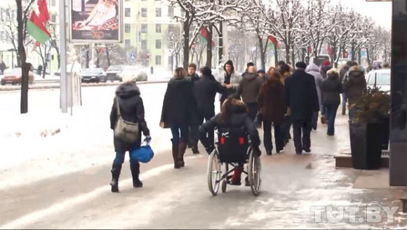 Здоровая девушка в инвалидной коляске: Я хочу, чтобы мой эксперимент увидели ответственные за бордюры!