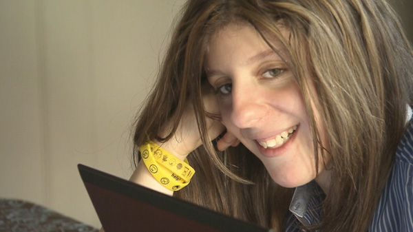 Карли Флейшман, 17 лет: «Аутизм запер меня в теле, которое я не могу контролировать»