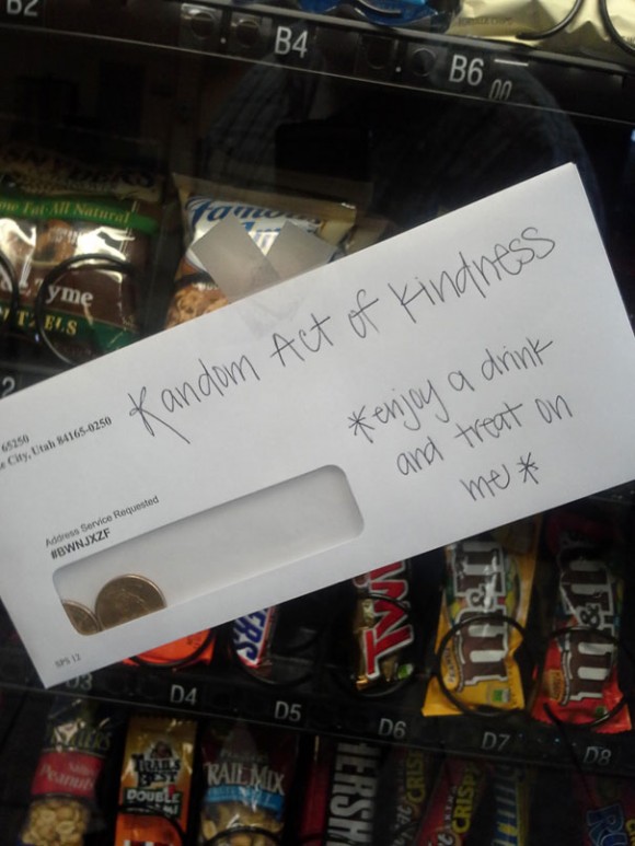 Кто-то решил сделать приятное для незнакомца и оставил сдачу в автомате для покупки сладостей.
