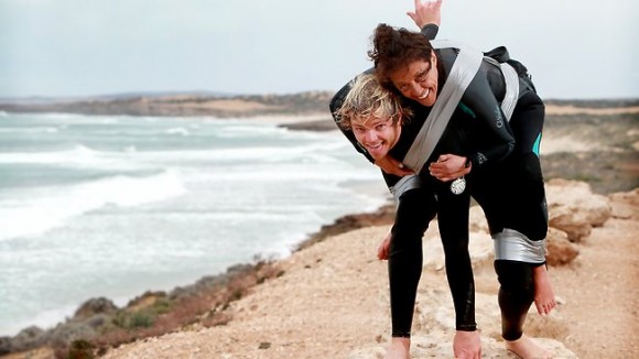 Парализованная женщина занимается серфингом на спине друга