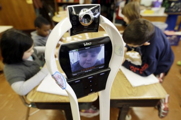 Робот, который ходит в школу вместо больного мальчика 