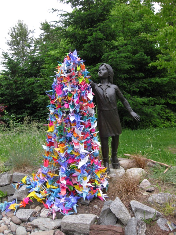 статуя Садако в Парке Мира городе Сиэтл, США