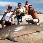 Турист без ноги, выудил из океана на спиннинг 100-килограммовую акулу, снялся на память и отпустил