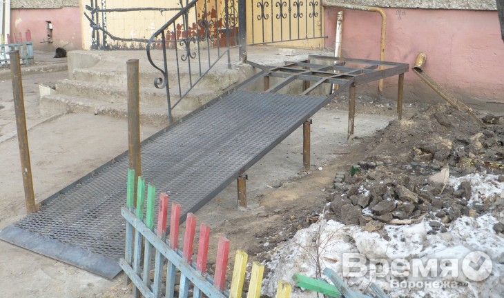 Единственный качественный пандус в жилом доме Воронежа появился после двух лет отчаянной борьбы инвалида с чиновниками