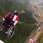 Парашютист, парализованный после неудачного приземления, продолжает прыгать в инвалидной коляске