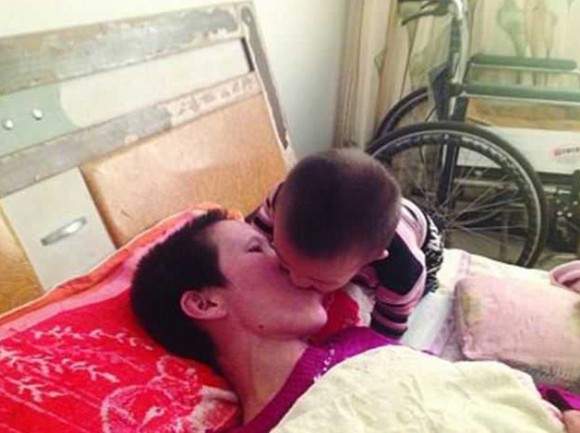Двухлетний мальчик ухаживает за парализованной матерью, разжевывая для нее пищу