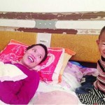 Двухлетний мальчик ухаживает за парализованной матерью, разжевывая для нее пищу