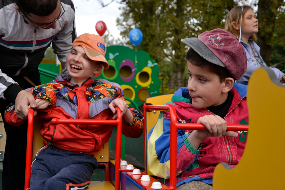 В России открылась первая детская площадка для ребят с отклонениями в умственном развитии