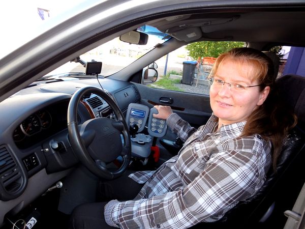 Но Нелли живет в Германии, поэтому каждое утро садится за руль переданного ей социальными службами автомобиля, чтобы добраться до офиса