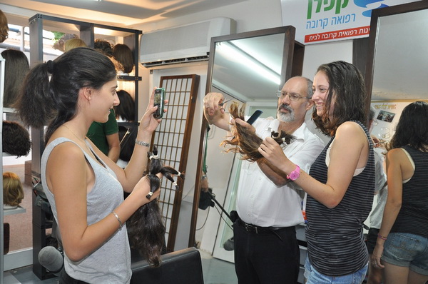 Израильтянки жертвуют свои волосы для женщин больных раком