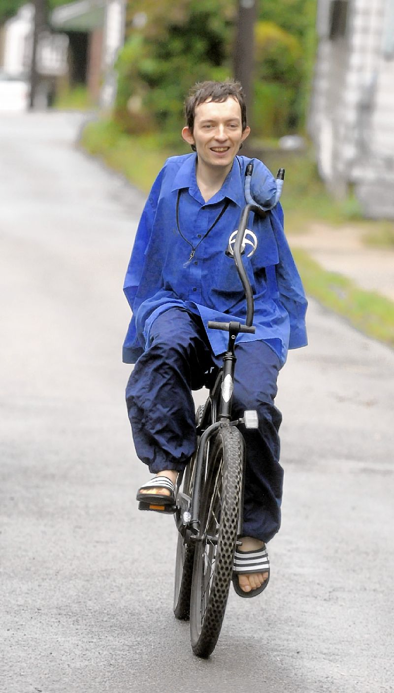 Майкл Тримбл: Парень без рук научился кататься на велосипеде 