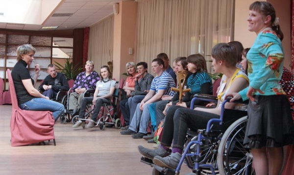 Люди в рамках: Как инвалиды взаимодействуют друг с другом и обществом