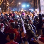 Тысячи добровольцев и Тейлор Свифт спели рождественские песни умирающей девочке