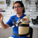 Электронщик сделал себе дешевый механический протез руки