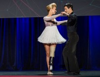 Танцовщица без ноги вернулась на танцпол на уникальном протезе