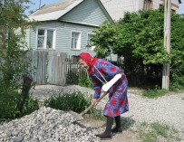 74-летняя бабушка-инвалид с переломанной рукой ремонтирует волгоградские дороги
