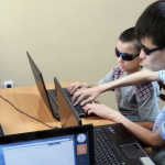 Слепой школьник ведет кружок для незрячих детей и создает компьютерные игры