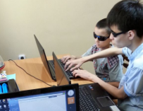 Слепой школьник ведет кружок для незрячих детей и создает компьютерные игры