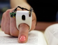 Ученые США изобрели устройство FingerReader, позволяющее слепым читать