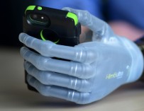 Бионическим протезом управляют с помощью iOS-приложения