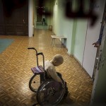 Насилие, отсутствие заботы, изолированность: доклад о жизни детей-инвалидов в России