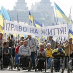 В Киеве люди в инвалидных колясках выехали на марш за мир